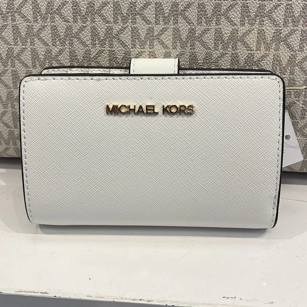 Michael Medium Crossgrain Leather Bifold Wallet
Optic White
NWT - Picture 15 of 16
